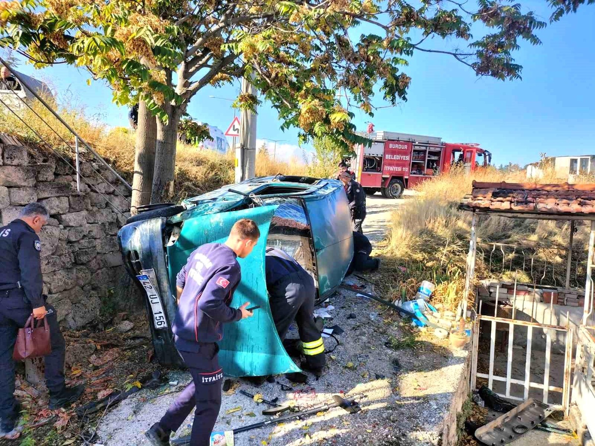 Burdur\'da Kontrolden Çıkan Otomobilin Evin Bahçesine Uçması Sonucu 1 Kişi Yaralandı