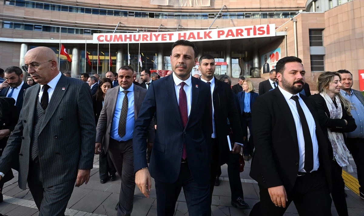 Kılıçdaroğlu, İstanbul İl Başkanı ve İlçe Başkanlarıyla Görüştü