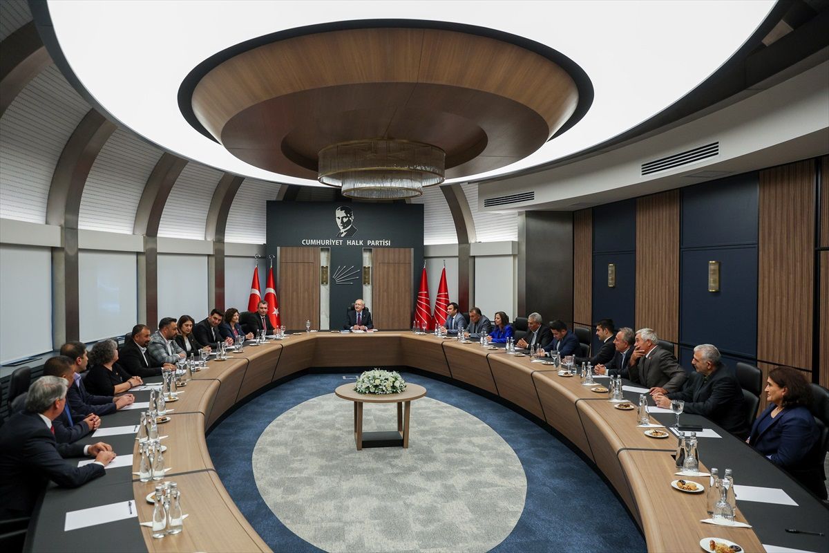 Kılıçdaroğlu, İstanbul İl Başkanı ve İlçe Başkanları ile bir araya geldi