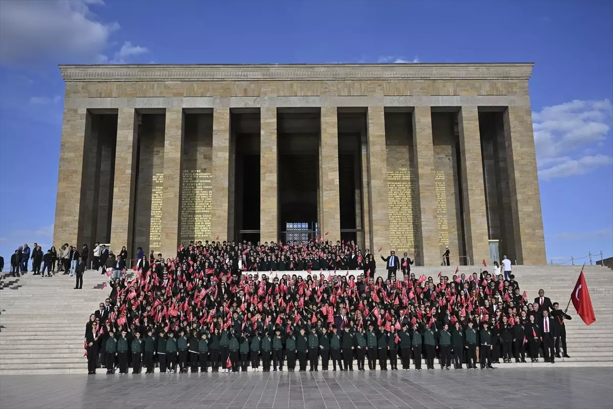 Darüşşafaka Cemiyeti Anıtkabir'i Ziyaret Etti