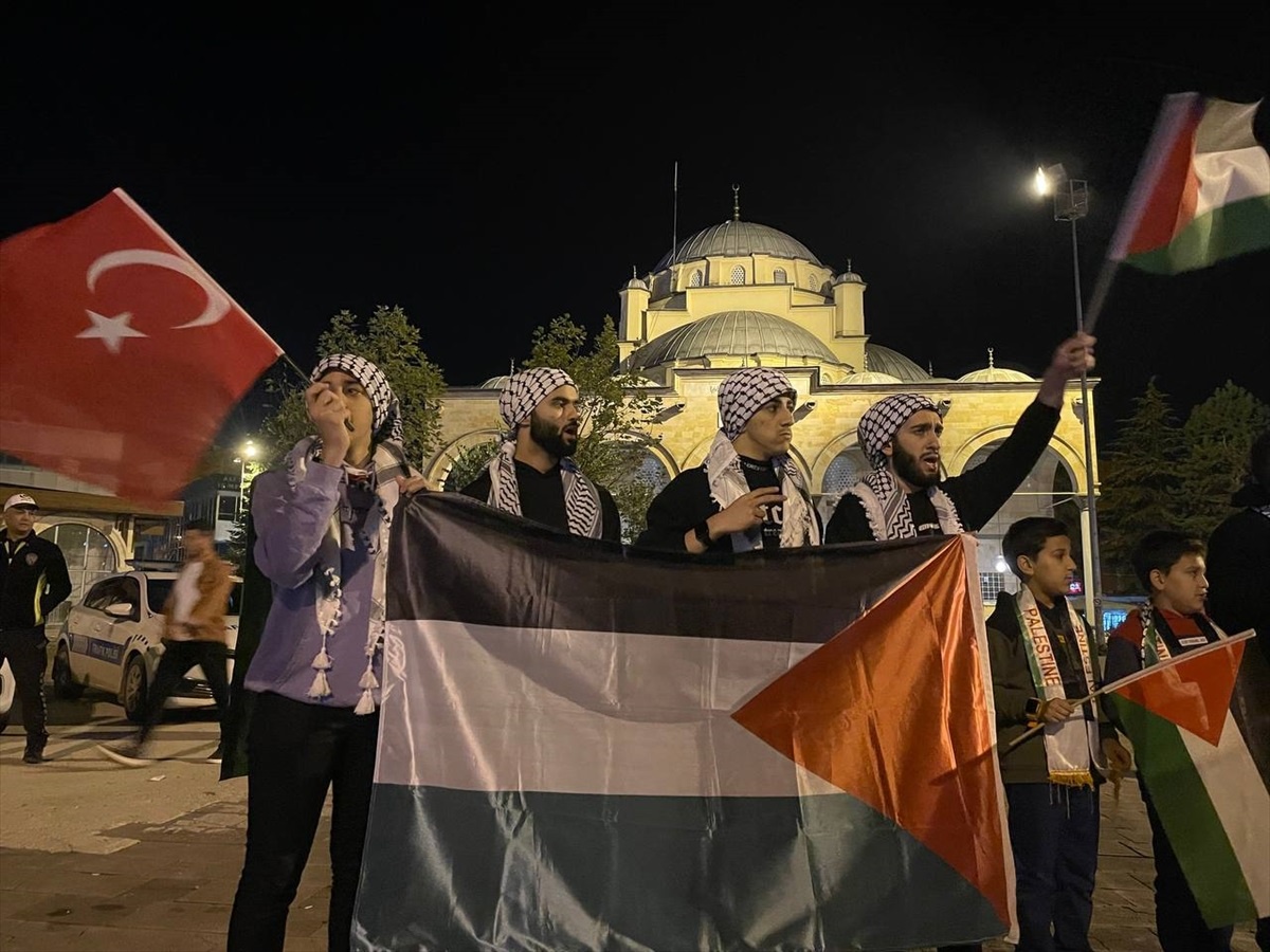 Düzcespor Taraftarları İsrail\'in Filistin\'deki Saldırılarını Protesto Etti