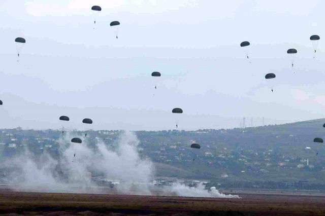 Türk komandolarından dosta güven düşmana korku salan tatbikat Türk komandolarından dosta güven düşmana korku salan tatbikat