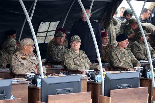 Türk komandolarından dosta güven düşmana korku salan tatbikat Türk komandolarından dosta güven düşmana korku salan tatbikat