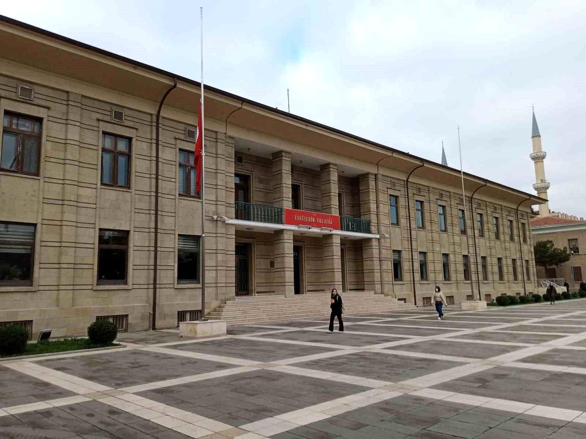 Eskişehir\'de de bayraklar yarıya indirildi