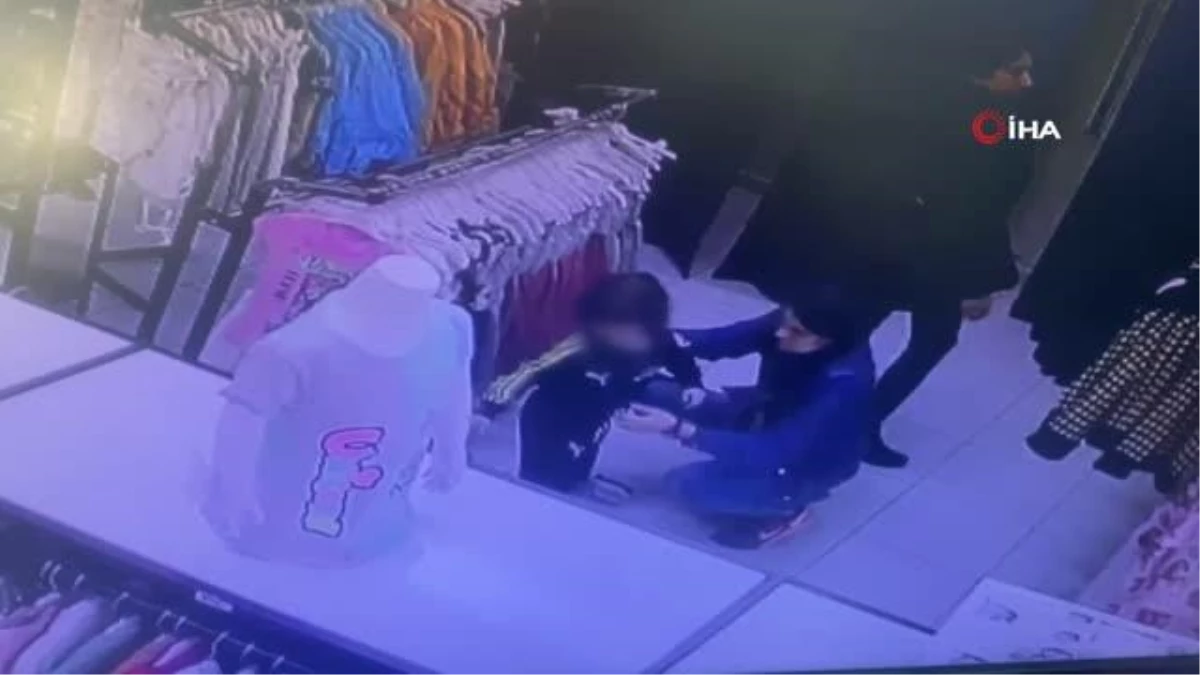 Fatih\'te giyim mağazasında 3 yaşındaki çocuğa şiddet anı kamerada