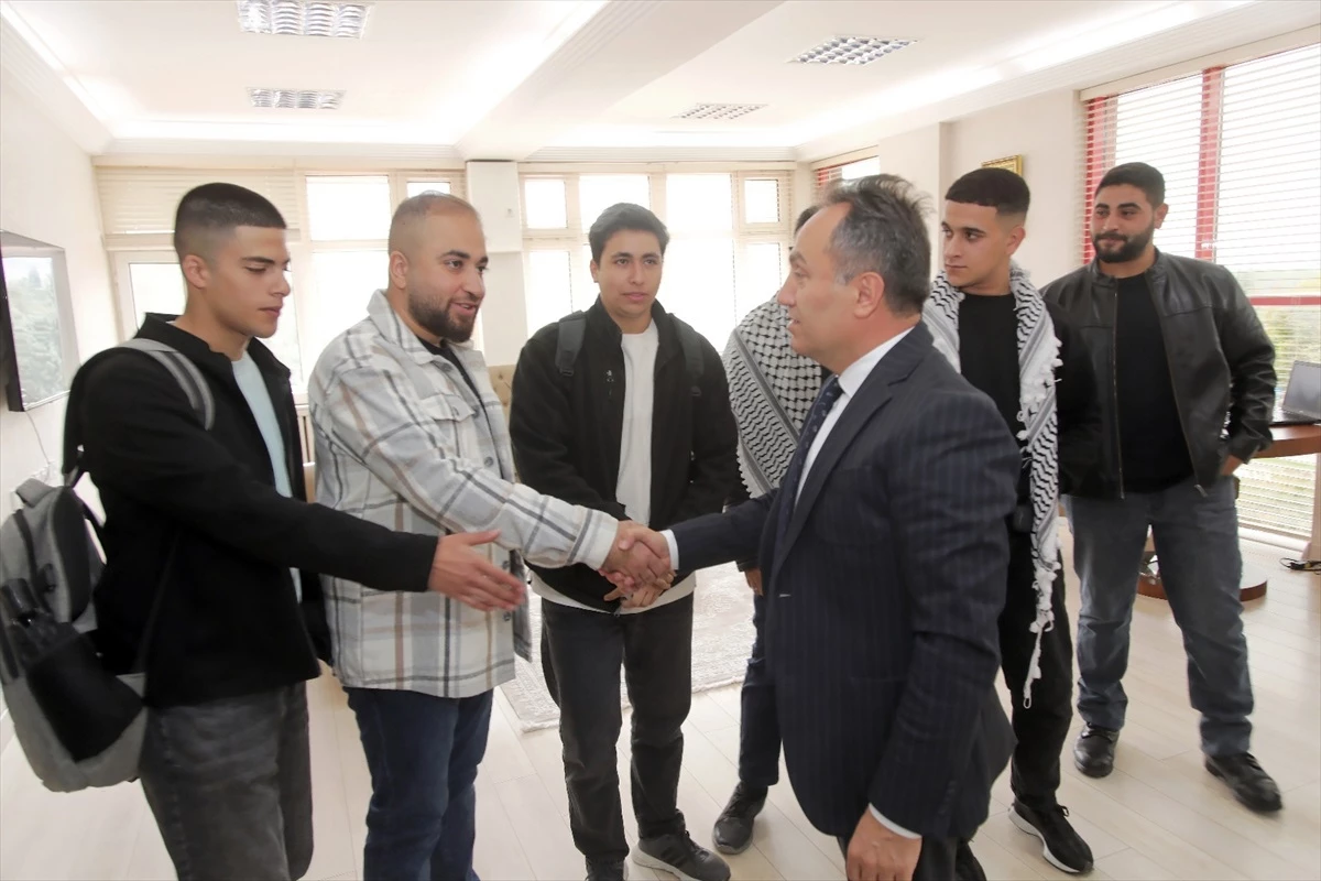 Filistinli öğrenciler TOGÜ Rektörü Yılmaz\'ı ziyaret etti