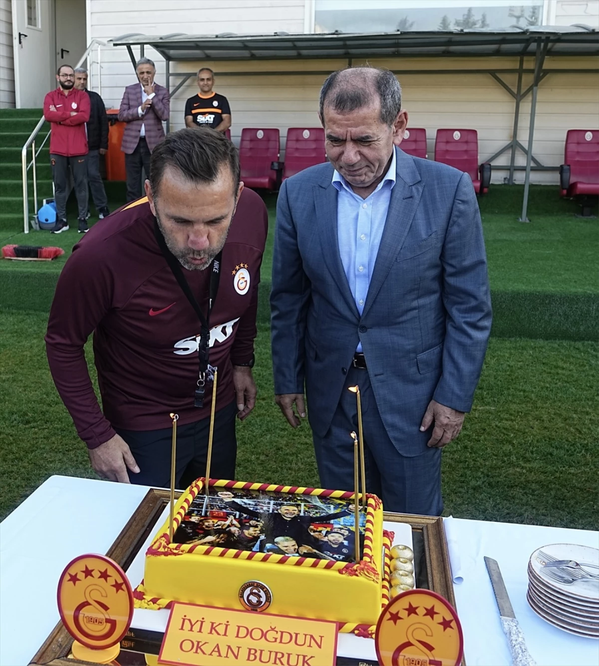 Okan Buruk\'un doğum gününü kutlayan Galatasaray, yeni sözleşmeyi de aradan çıkardı 