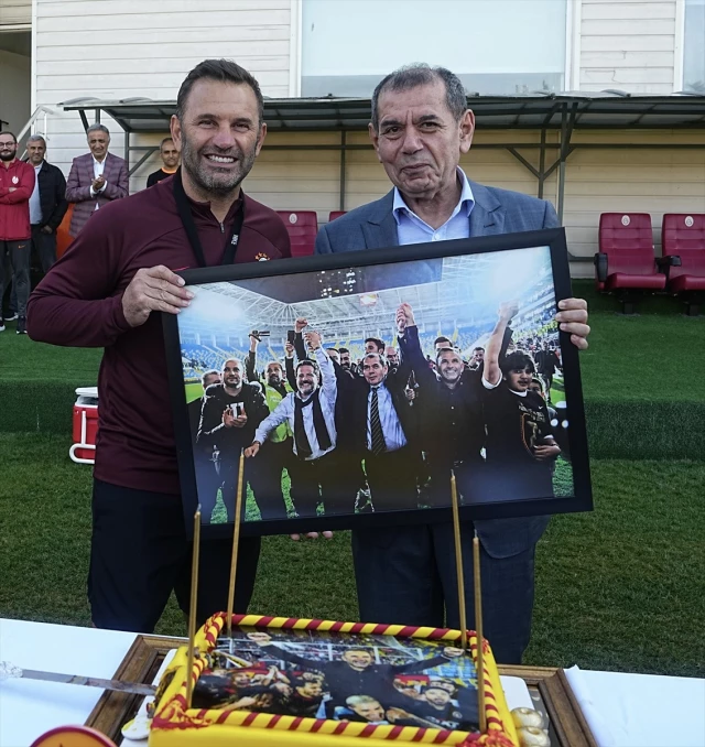 Bir taşla iki kuş! Galatasaray, Okan Buruk'un hem doğum gününü kutladı hem de yeni sözleşme imzaladı