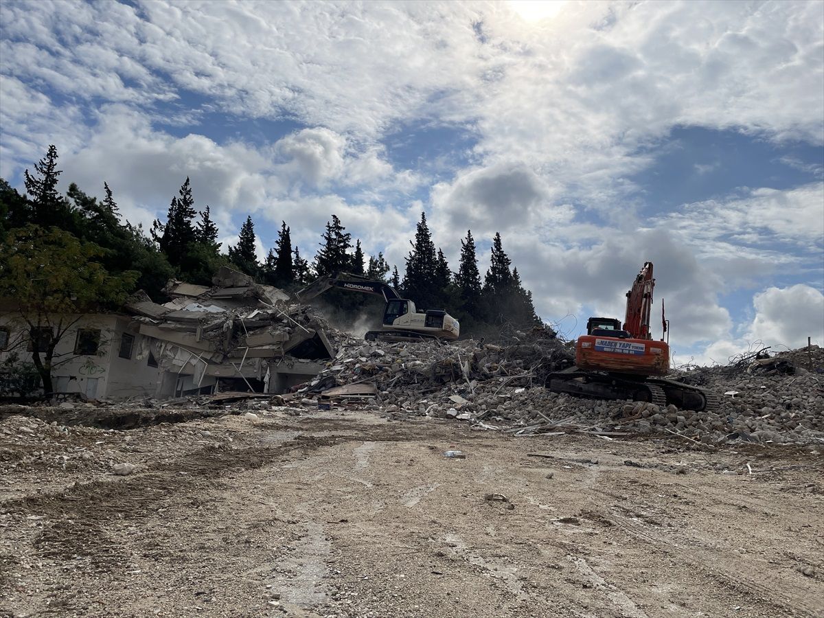 Hatay\'da depremden etkilenen 2 bina kontrollü yıkıldı