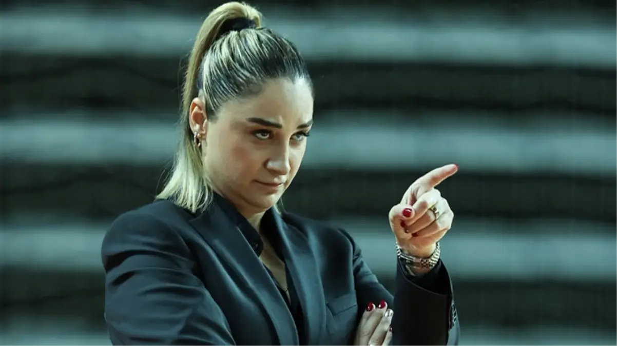 Tarzıyla fenomene dönüştü! Herkes, \'\'Dişi Fatih Terim\'\' olarak anılan başantrenör Selen Erdem\'de aynı detaya takıldı