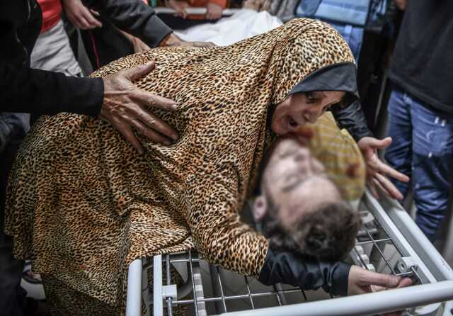 İsrail'in Gazze'ye yönelik saldırılarında oğlunu kaybeden Filistinli bir anne İsrail'in Gazze'ye yönelik saldırılarında oğlunu kaybeden Filistinli bir anne