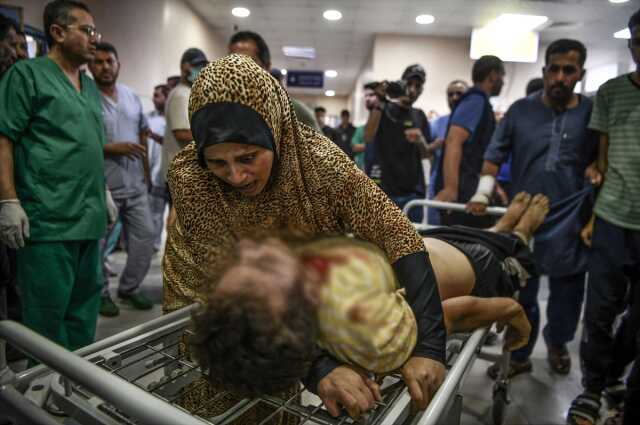 İsrail'in Gazze'ye yönelik saldırılarında oğlunu kaybeden Filistinli bir anne İsrail'in Gazze'ye yönelik saldırılarında oğlunu kaybeden Filistinli bir anne
