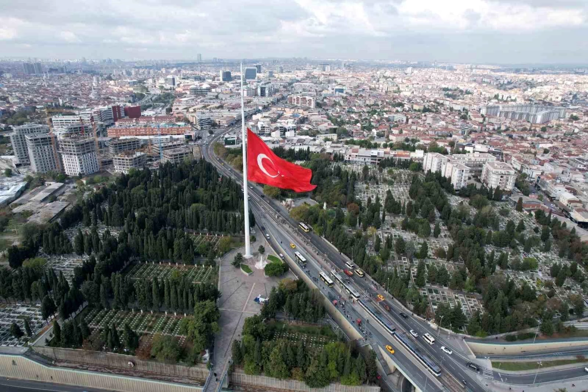 İstanbul\'da bayraklar yarıya indirildi