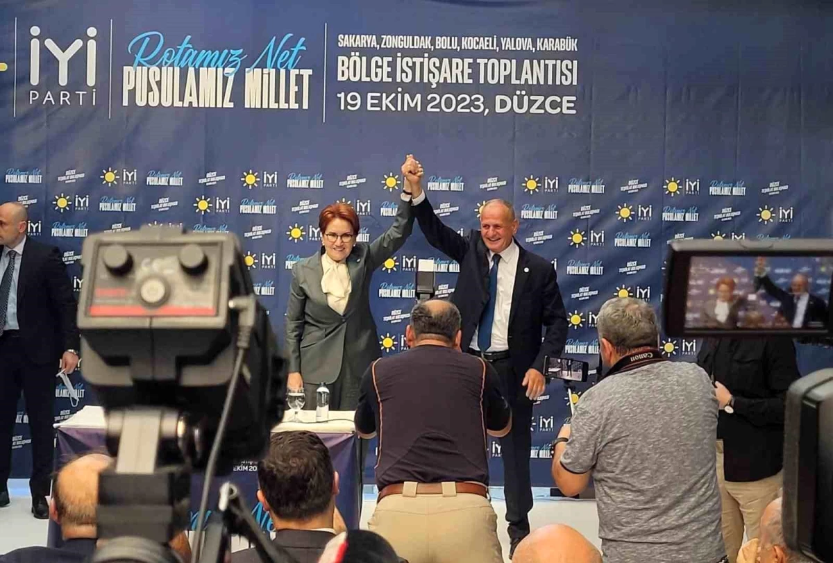 Meral Akşener, Düzce\'de Belediye Başkan Adaylarını Tanıttı