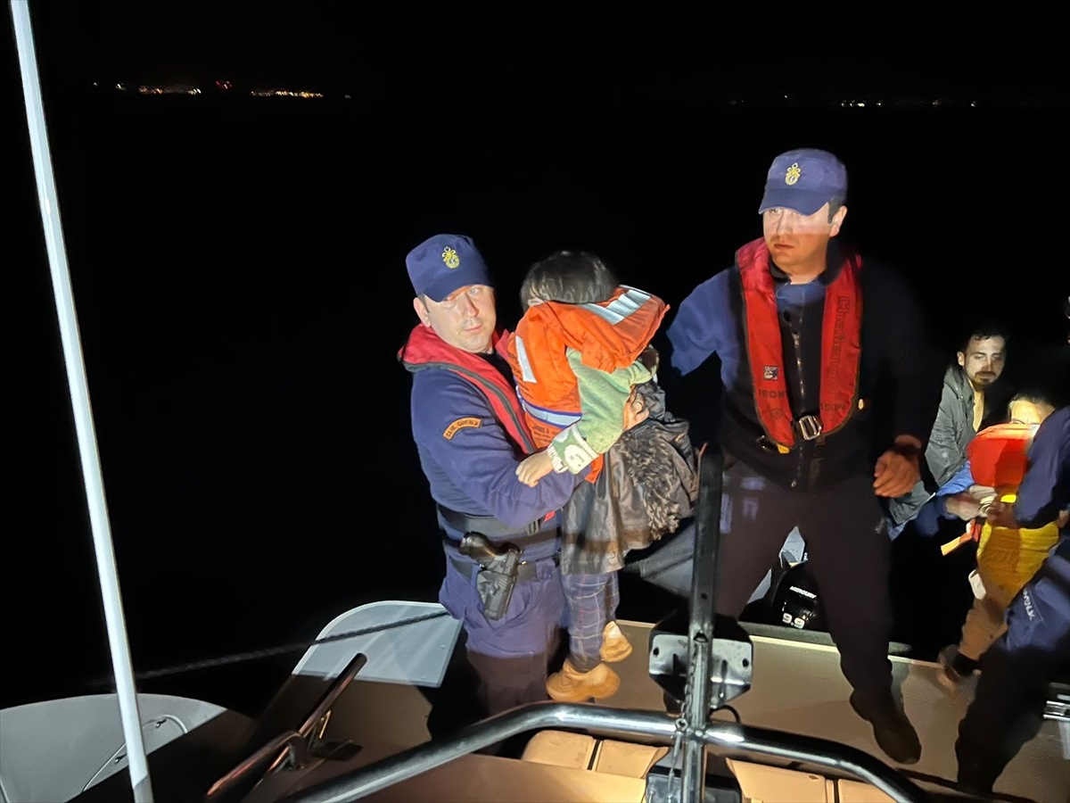 İzmir\'de 78 düzensiz göçmen kurtarıldı, 103 göçmen yakalandı