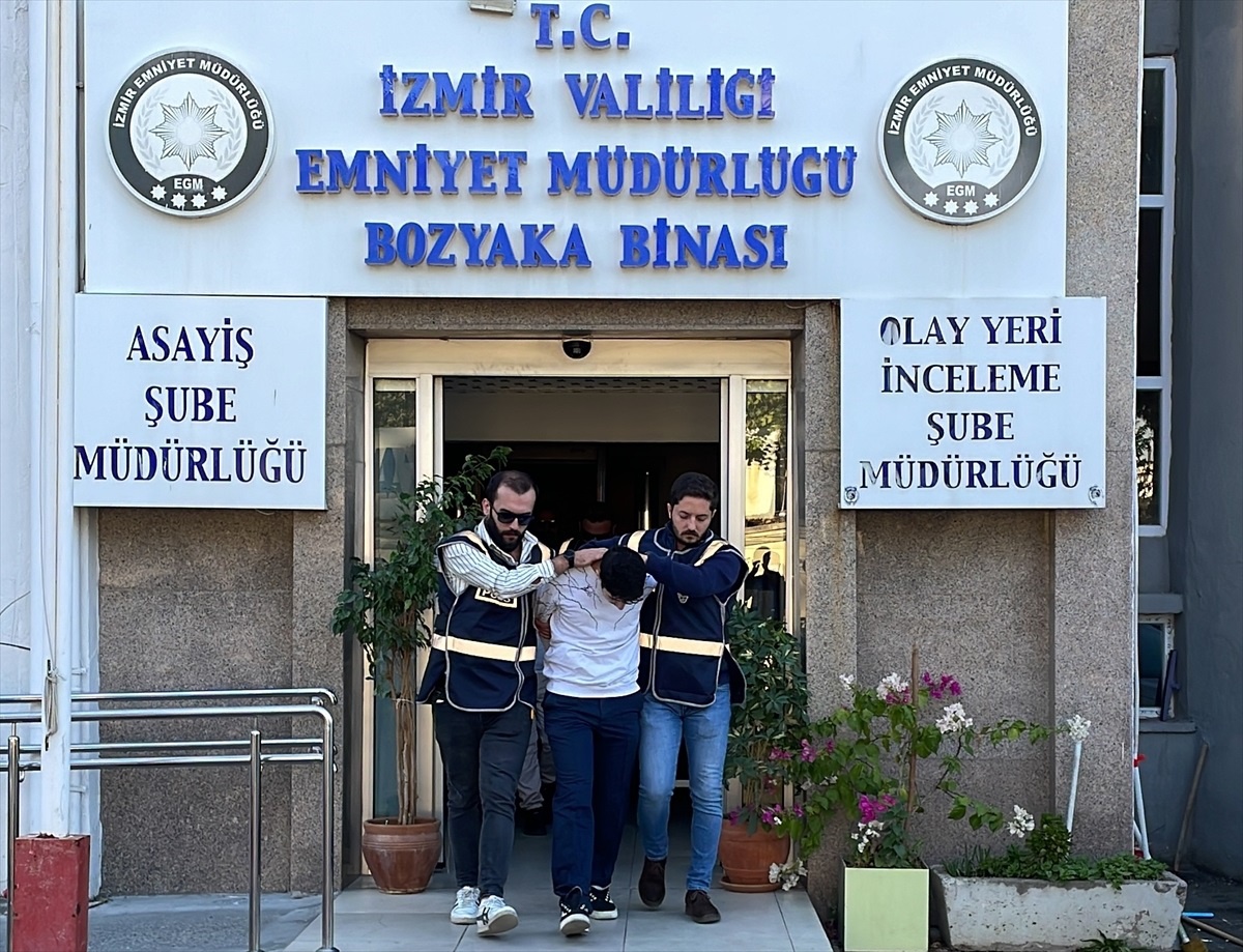 Bornova\'da bıçaklı kavgada bir kişi öldü, şüpheli tutuklandı