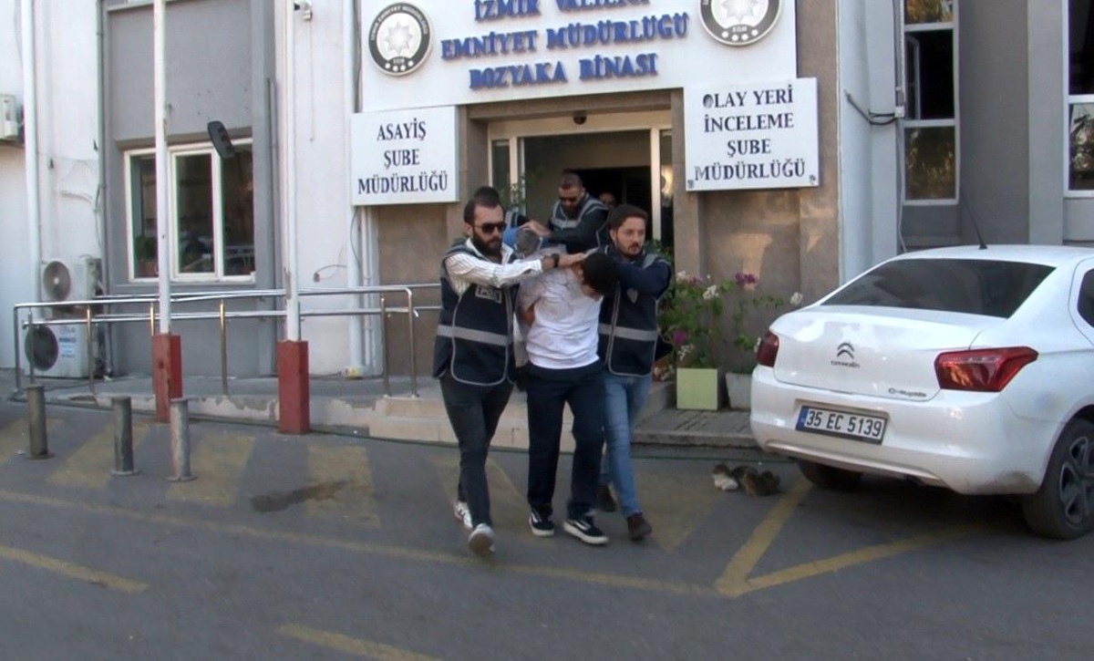 İzmir\'de bıçaklı saldırı: 1 ölü, 1 yaralı