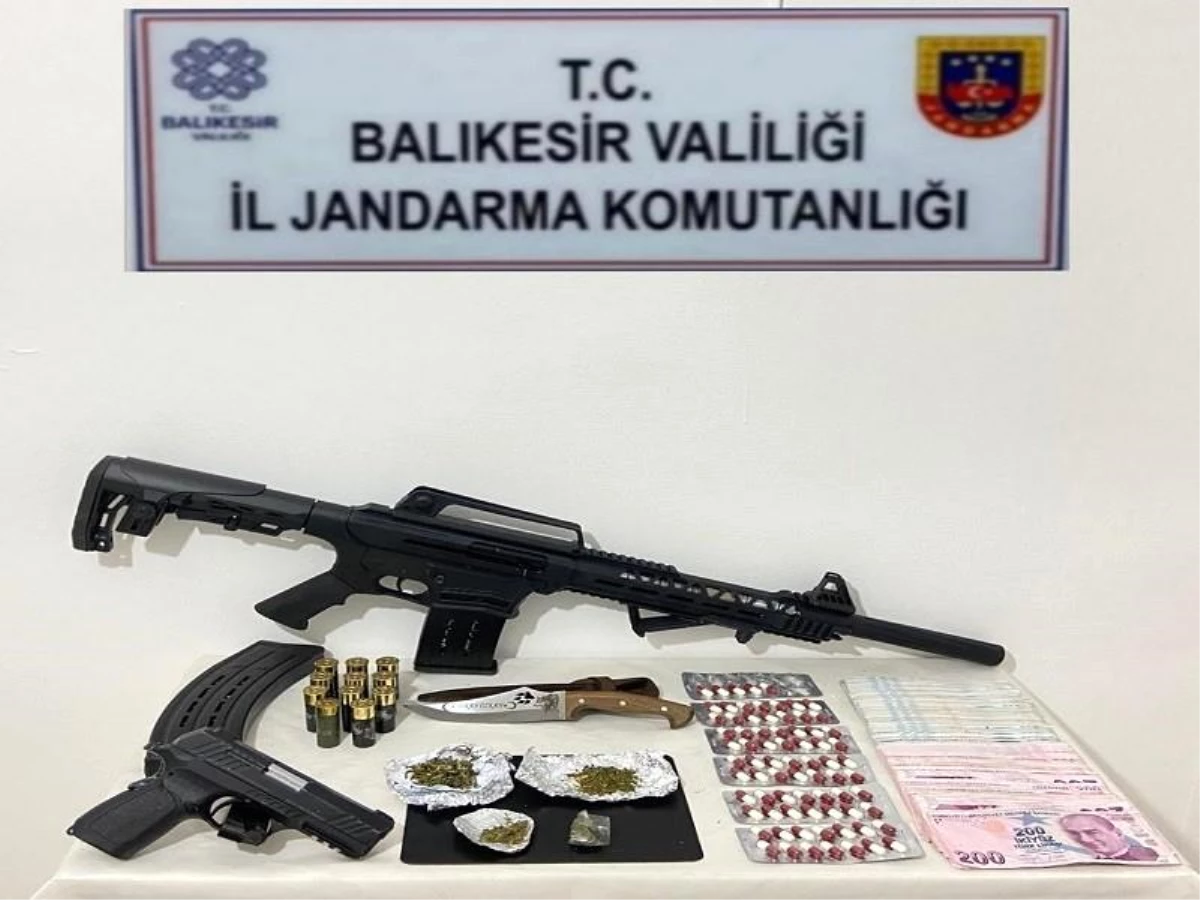 Balıkesir\'de Uyuşturucu Operasyonu: Silah, Uyuşturucu ve Para Ele Geçirildi