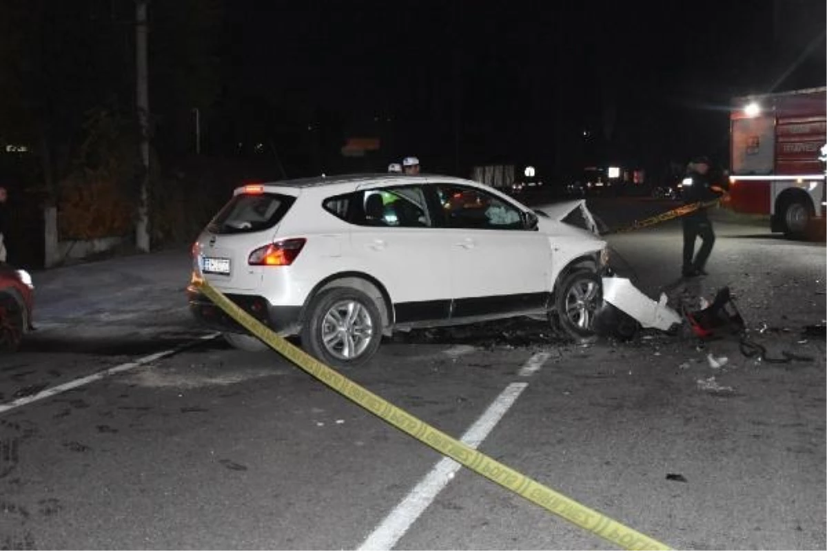 İzmir\'de Otomobil Karşı Şeride Geçti: 2 Ölü, 2 Yaralı