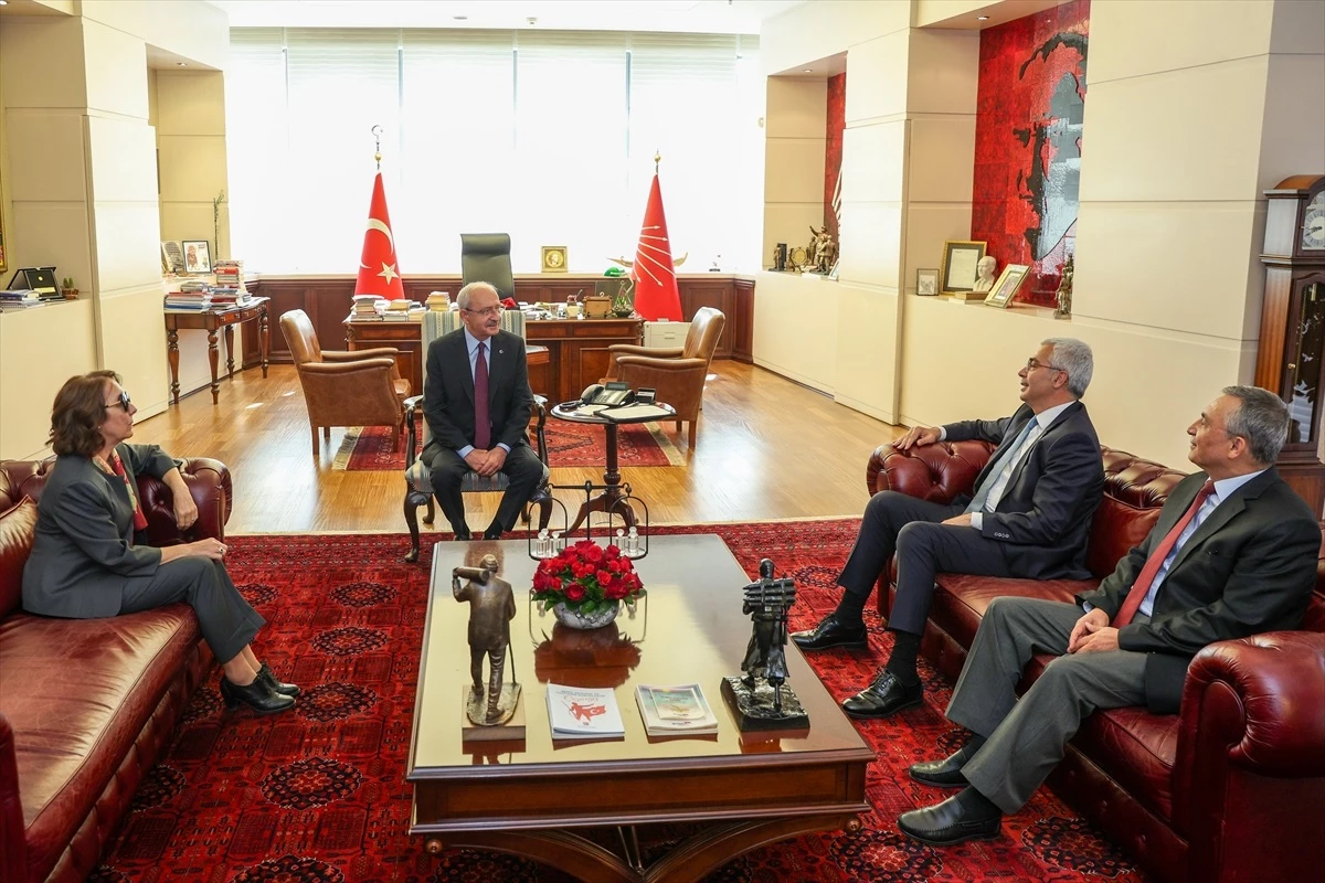 Kılıçdaroğlu, Türk Demokrasi Vakfı Başkanı Uzun\'u kabul etti