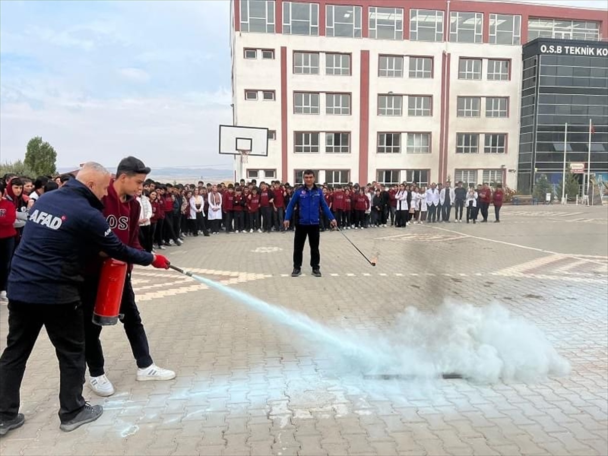 Kırşehir\'de Lise Öğrencilerine Afet Farkındalık Eğitimi Verildi