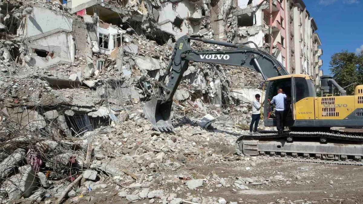 Malatya\'da ağır hasarlı binaların yıkım işlemleri sürüyor
