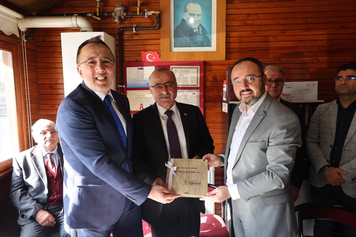 Nevşehir Belediye Başkanı ve AK Parti İl Başkanı Nevşehir Muhtarlar Derneği\'ni ziyaret etti