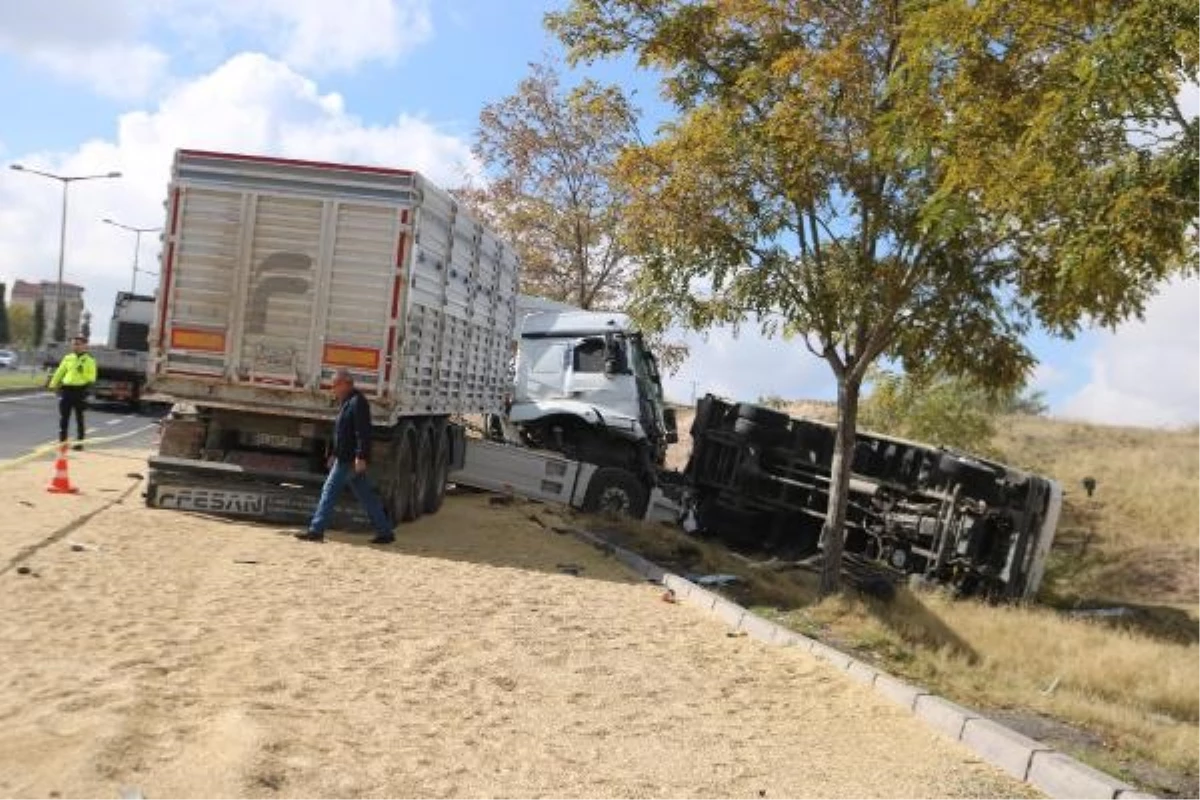 Nevşehir\'de TIR\'ın Buğday Yüklü Kamyonete Çarpması Sonucu 4 Kişi Yaralandı