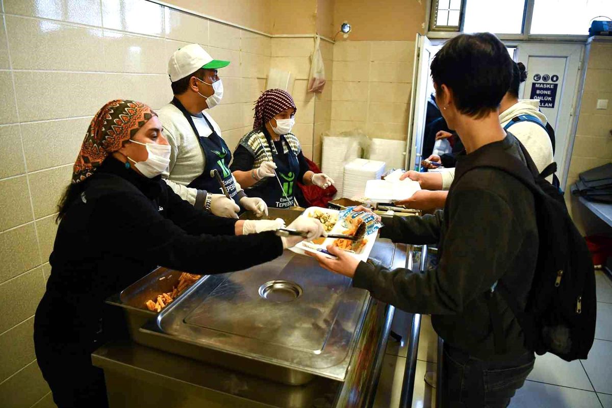 Tepebaşı Belediyesi Üniversite Öğrencilerine Ücretsiz Yemek Hizmeti Sunuyor