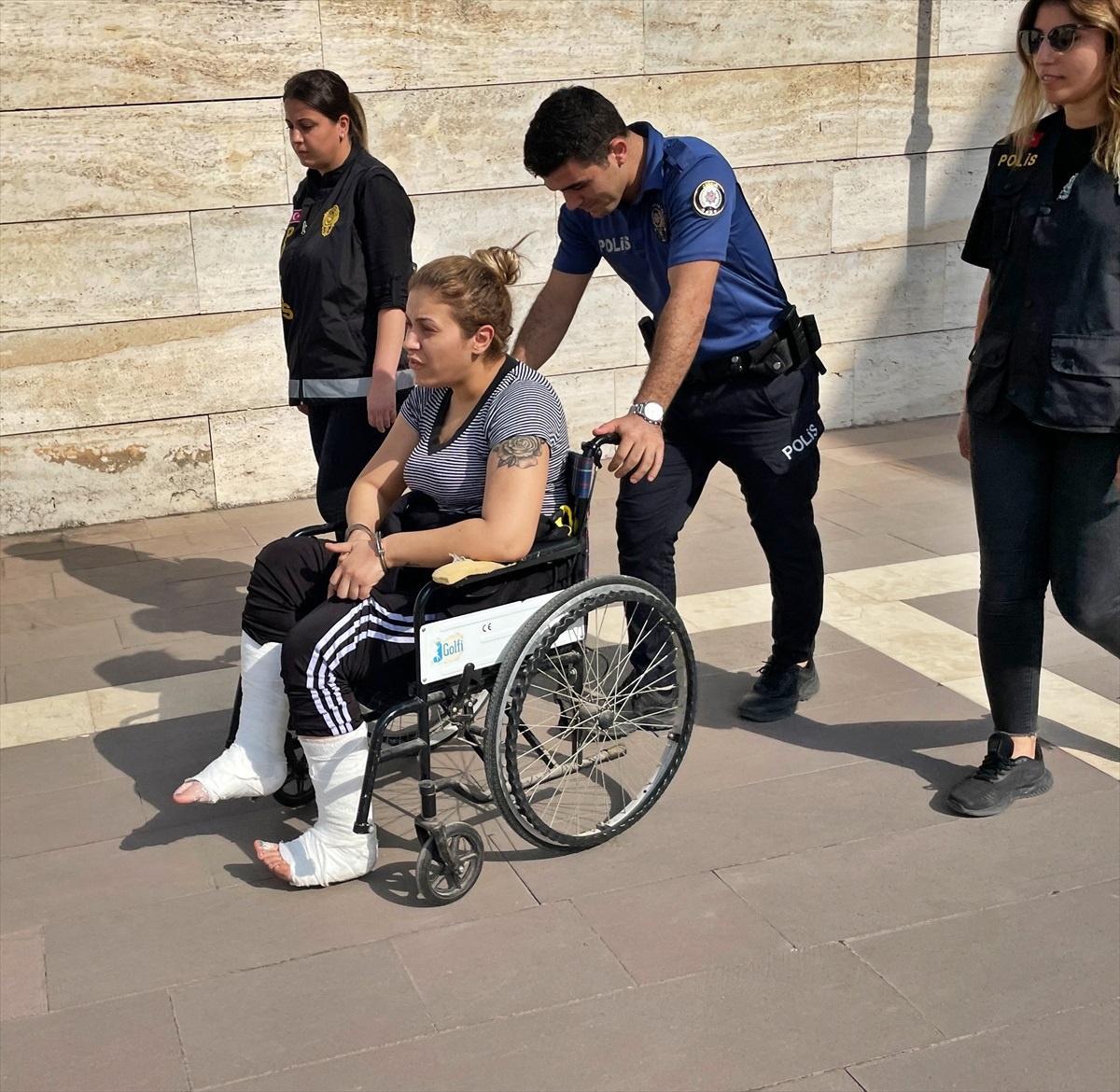 Hırsızlık suçundan aranan kadın, kaçarken ayağını çatlatınca hastanede yakalandı