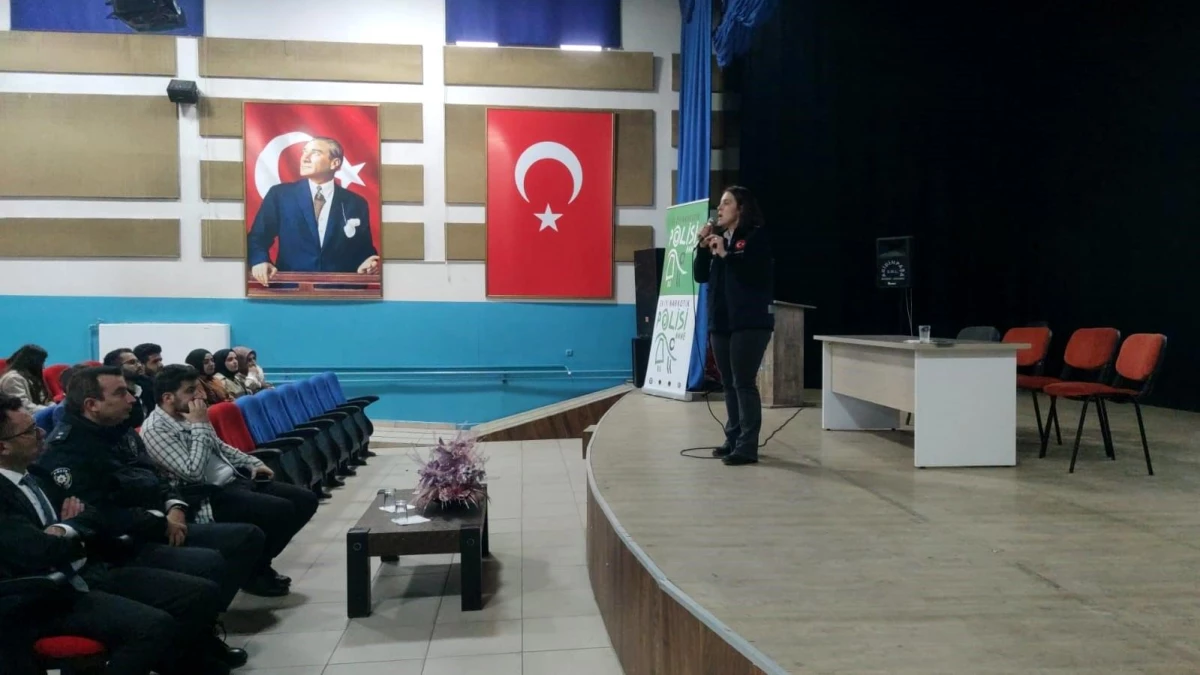 Erzurum\'da Narkotik Polisi Anne Projesiyle Uyuşturucuyla Mücadele Semineri Verildi