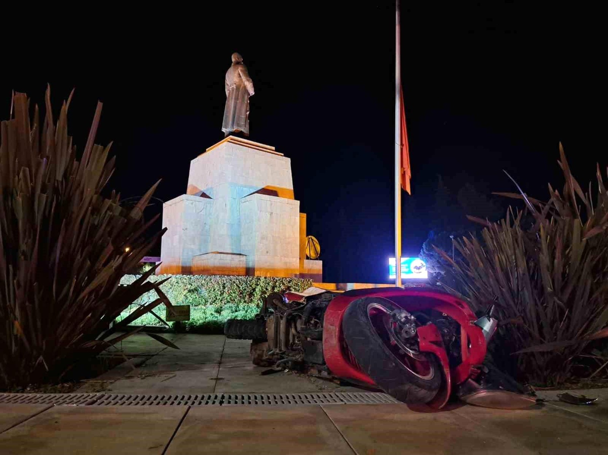Muğla\'da Plakasız Motosiklet Sürücüsü Atatürk Heykeline Çarptı