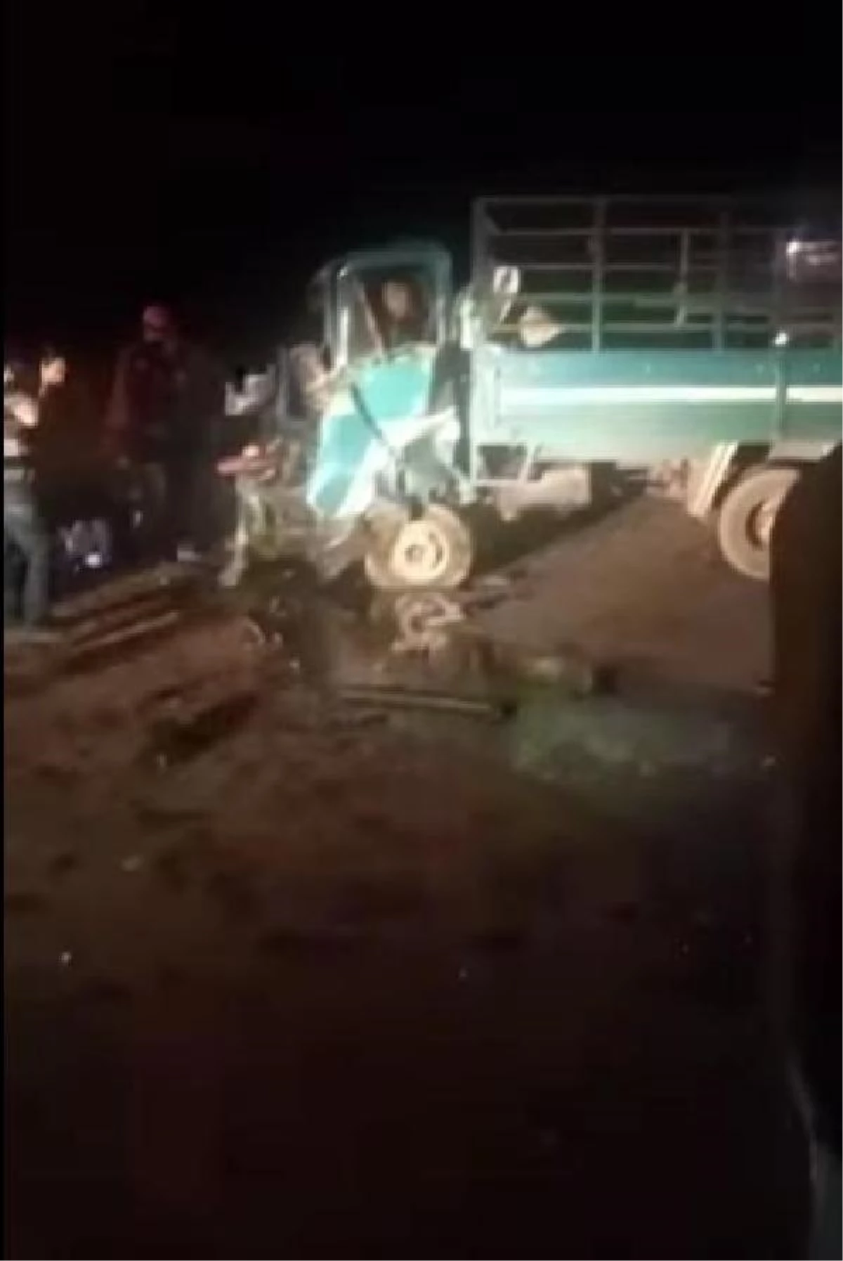 Taraklı\'da otomobil ile kamyonet çarpıştı: 2 ölü, 3 yaralı