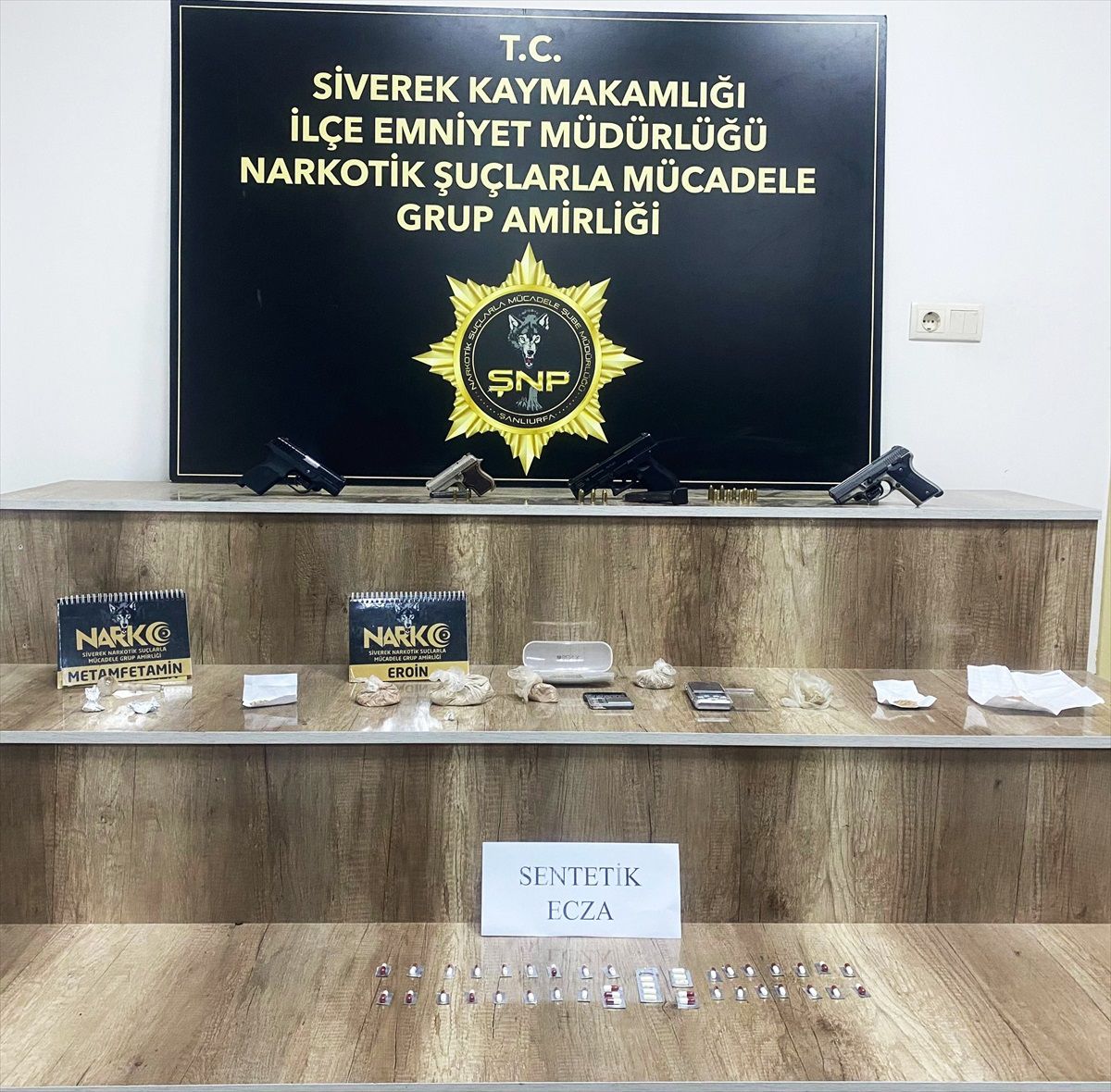 Siverek\'te yapılan denetimlerde uyuşturucu ve silahlar ele geçirildi