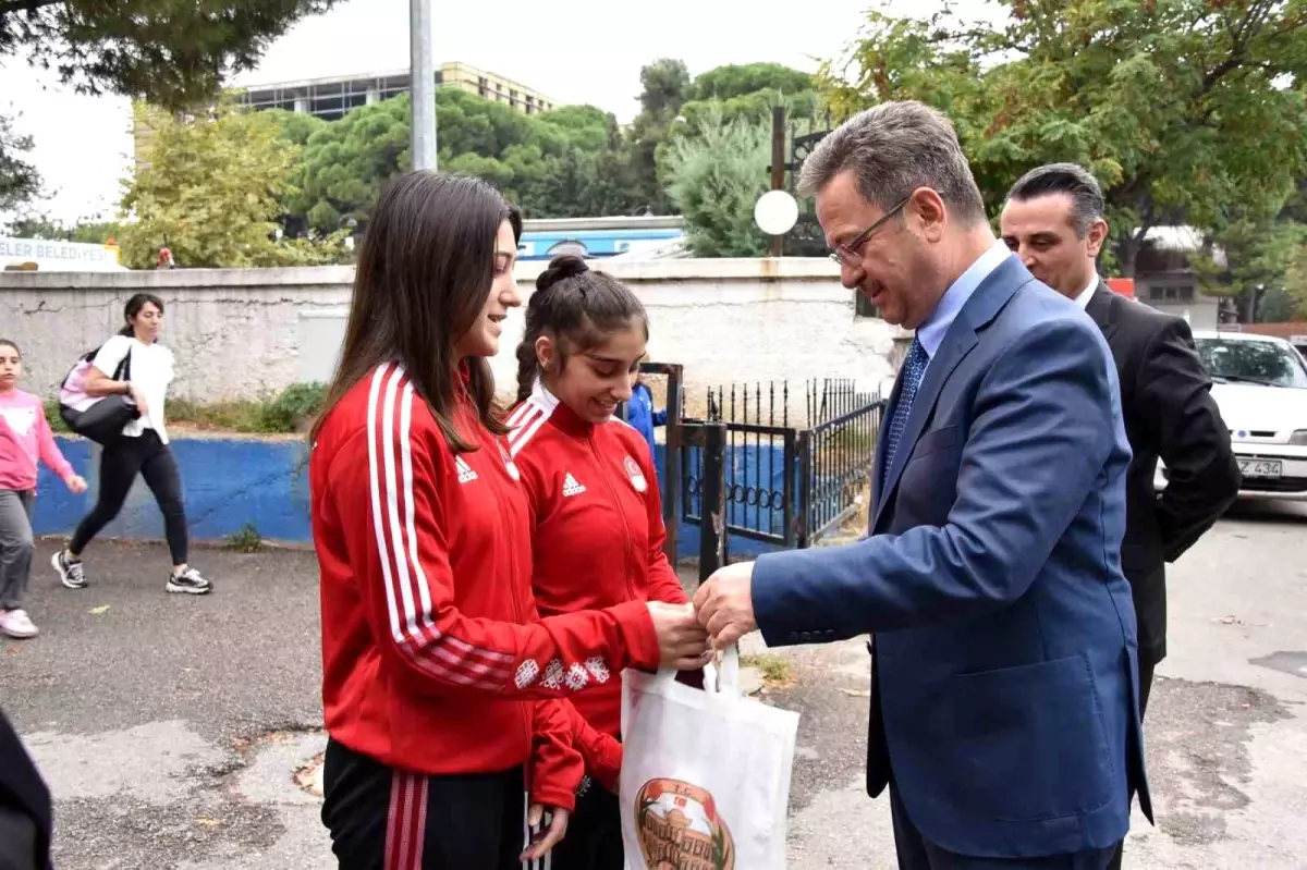 Manisa Valisi Enver Ünlü, Gençlik ve Spor İl Müdürlüğünü Ziyaret Etti