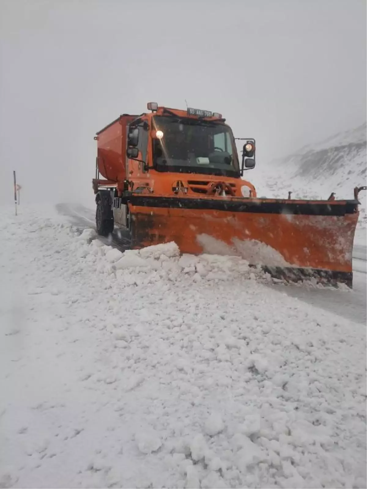 Van-Bahçesaray Karayolu'nda Kar Yağışı ve Sis Etkili Oldu