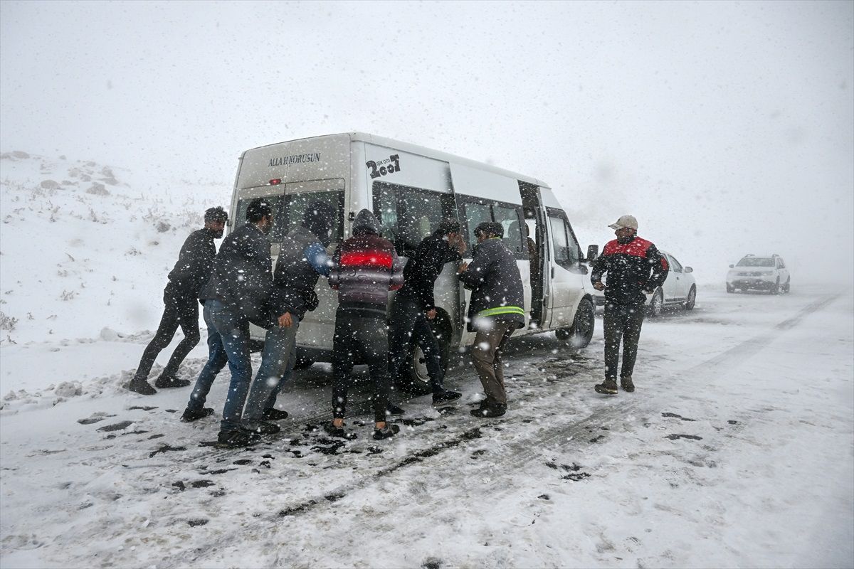 Van-Bahçesaray Kara Yolunda Kar ve Tipi Nedeniyle Araçlar Mahsur Kaldı