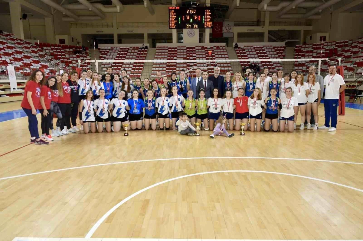 Eskişehir\'de 2023-2024 Sezonu Voleybol Genç Kızlar İl Birinciliği Kupa Töreni Gerçekleşti