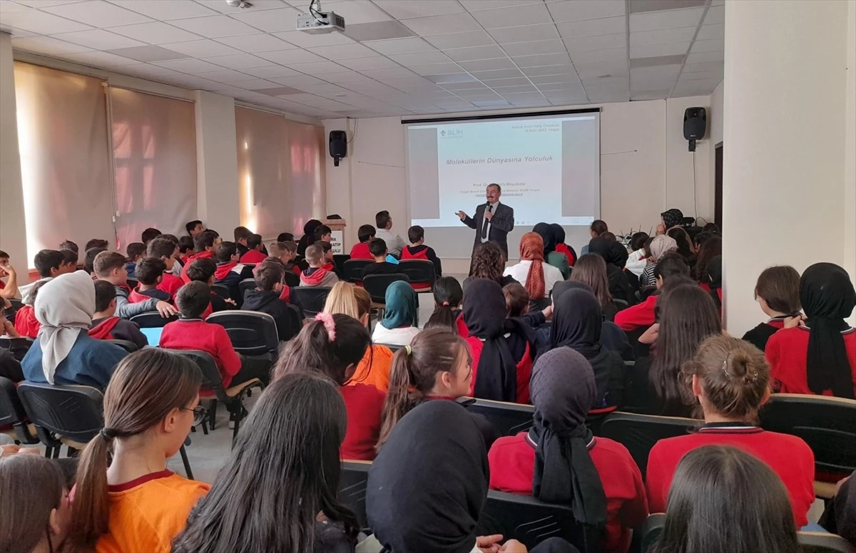 Yozgat\'ta öğrencilere moleküllerin dünyasına yolculuk konulu konferans verildi