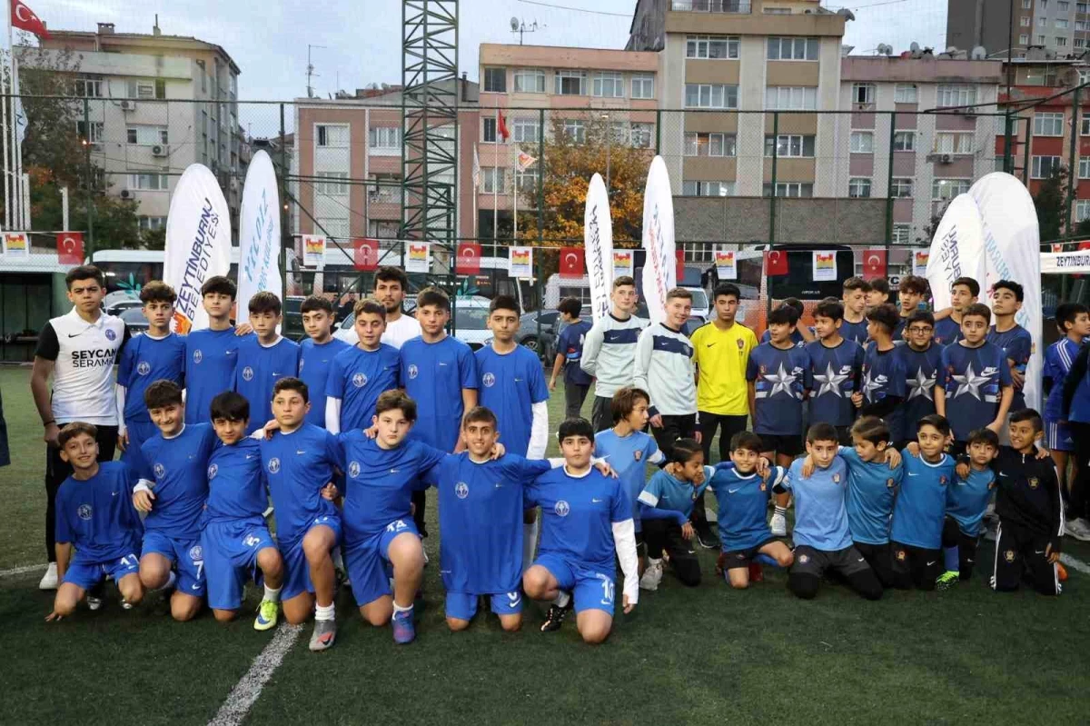 Zeytinburnu Belediyesi Amatör Futbol Kulüplerine Nakit Yardımı Yaptı