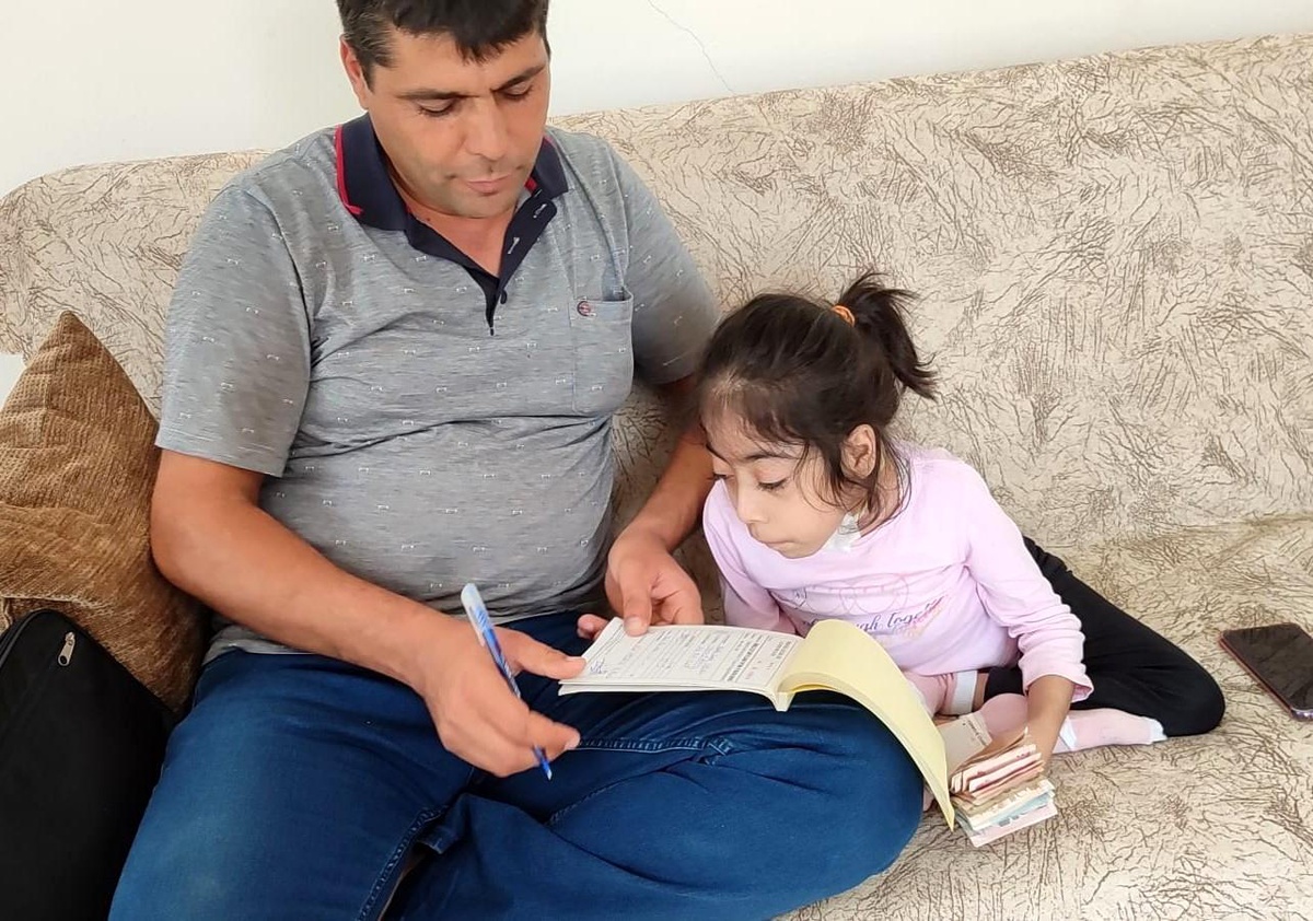 8 yaşındaki serebral palsi hastası Melek Rana Hasırcı, depremde yıkılan cami için biriktirdiği parayı bağışladı