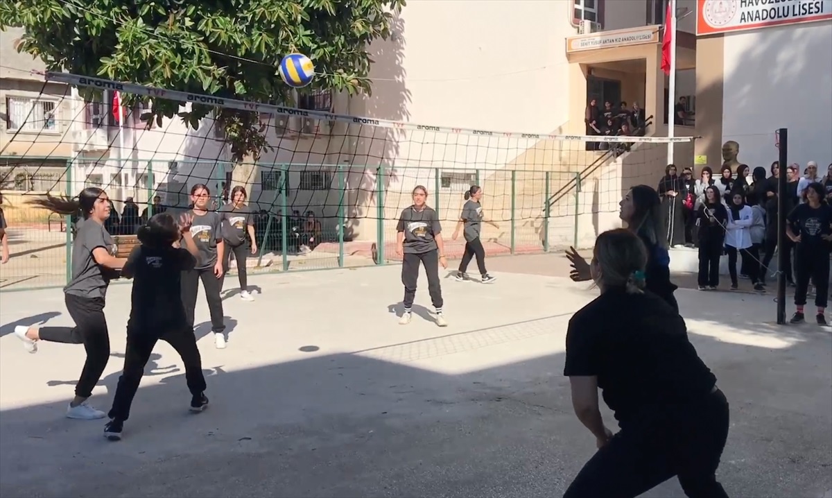 Adana\'da polisler, voleybol turnuvasına hazırlanan öğrencilerle antrenman yaptı