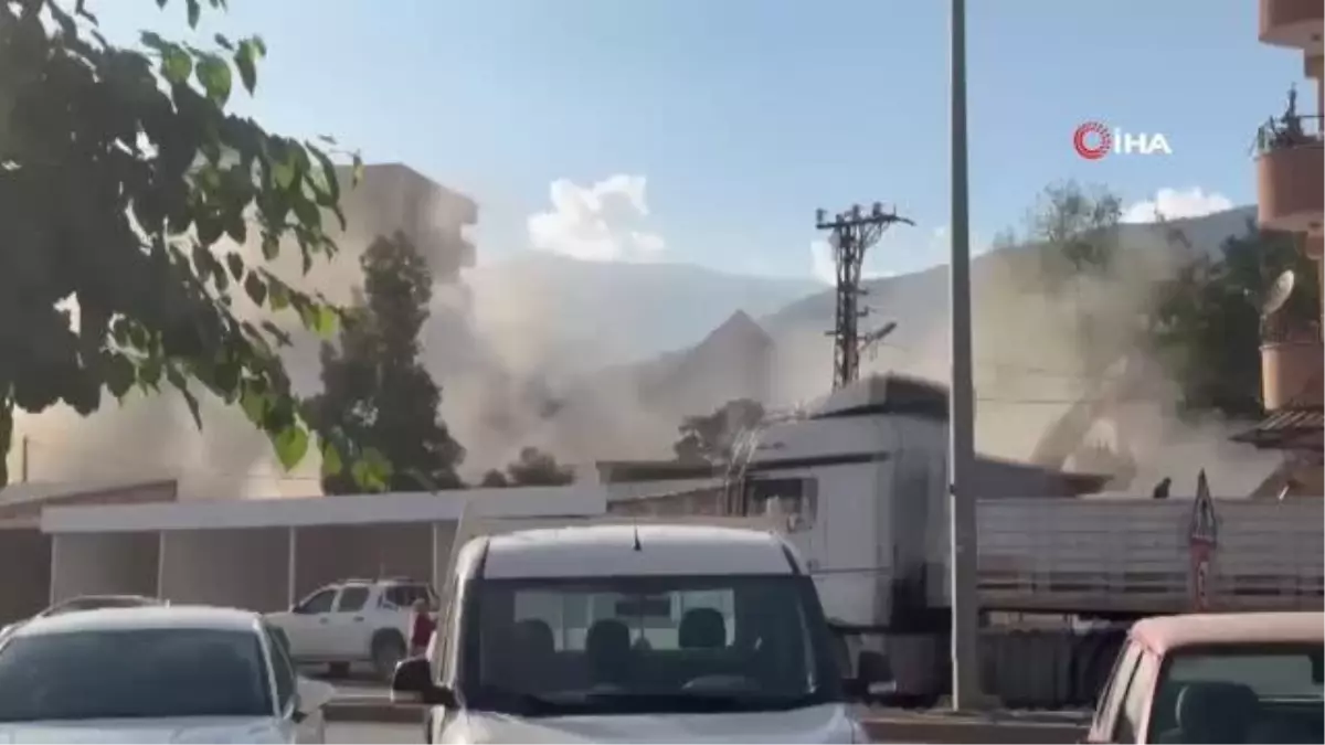 Ağır hasarlı caminin çökme anı kamerada