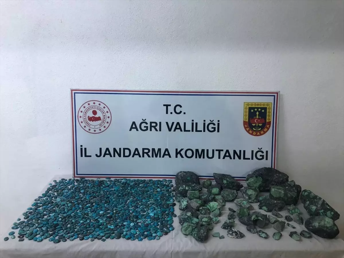 Ağrı'da Kaçak Firuze Taşı Ele Geçirildi