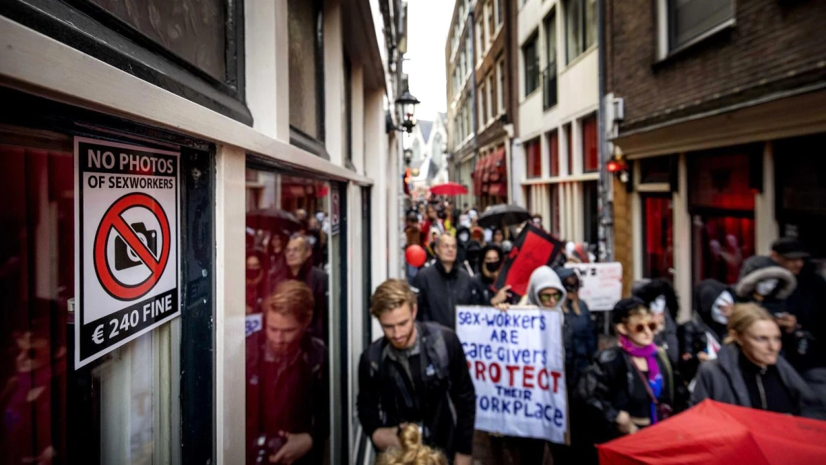 Amsterdam\'da Seks İşçileri Yeni Seks Merkezi Planını Protesto Etti