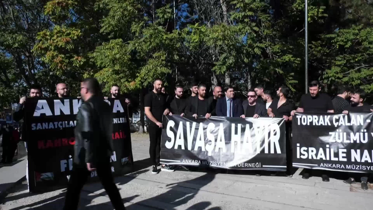 Ankara Müzisyenler Derneği İsrail Büyükelçiliği\'ne siyah çelenk bıraktı