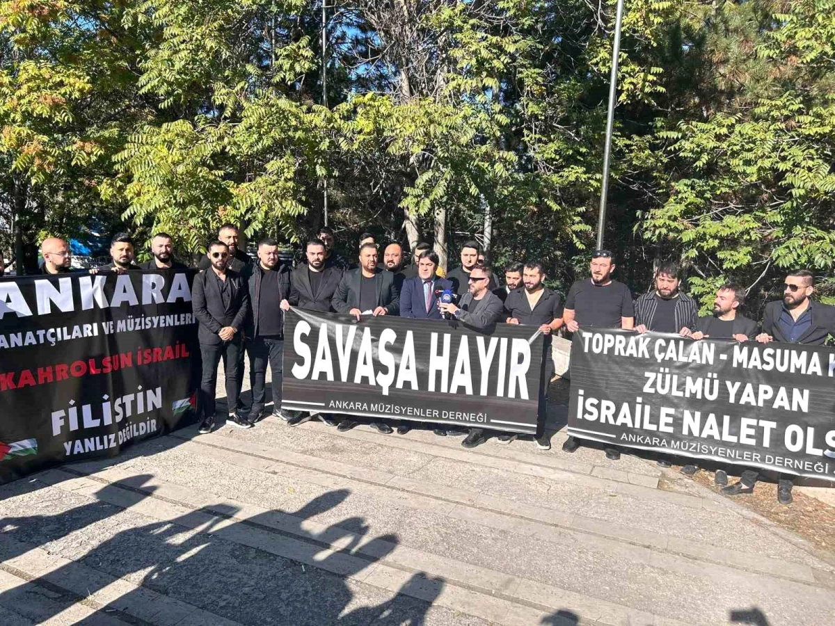 Ankaralı müzisyenler İsrail Büyükelçiliği\'ne siyah çelenk bıraktı