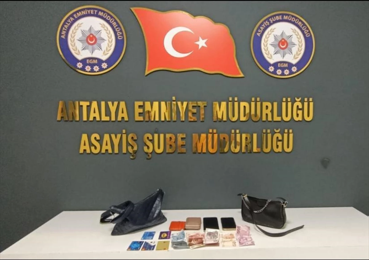 Antalya\'da Kapkaç Yöntemiyle Hırsızlık Yapan Zanlı Tutuklandı