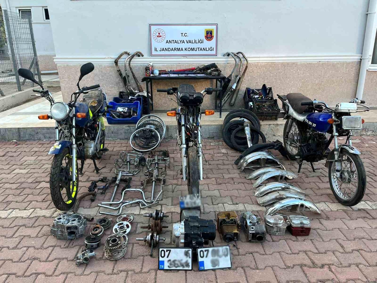Antalya\'da Jandarma Operasyonu: 1 Milyon TL Değerinde Motosiklet Parçaları Ele Geçirildi