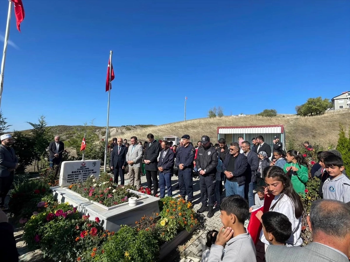 Artova Kaymakam Atam, şehit Onbaşı Fındık\'ın mezarını ziyaret etti